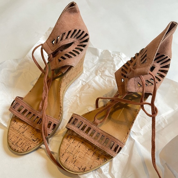 NEW DOLCE VITA COGNAC WEDGE - Picture 1 of 8